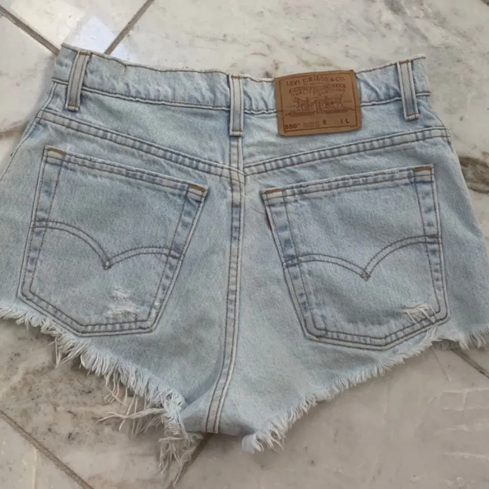 Light wash Levi jean shorts